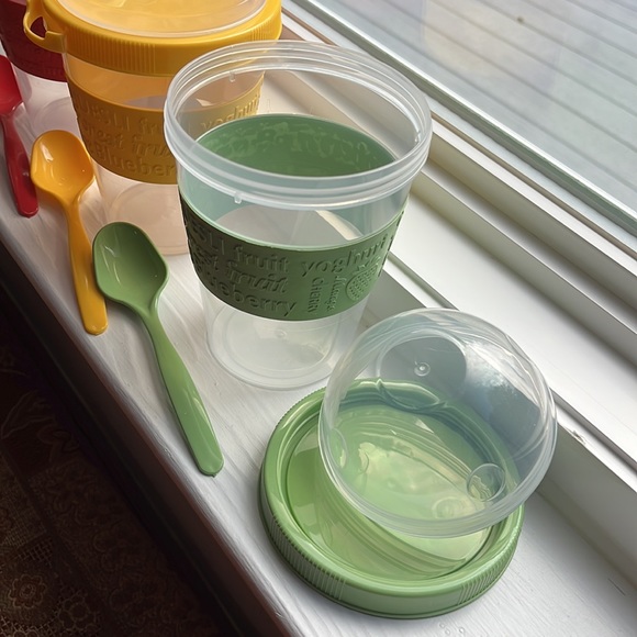 Set of 4 sturdy plastic parfait cups/w plastic dome and spoons-never used. - Picture 2 of 3